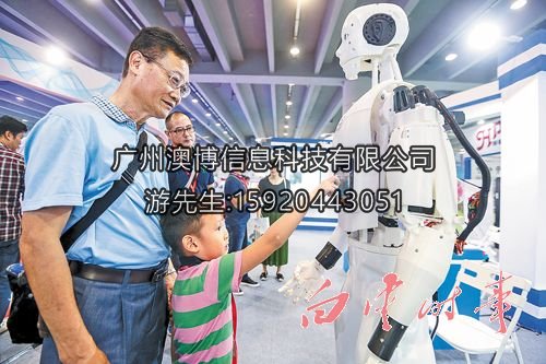 我區(qū)企業(yè)展出的機器人吸引眾多市民關(guān)注。